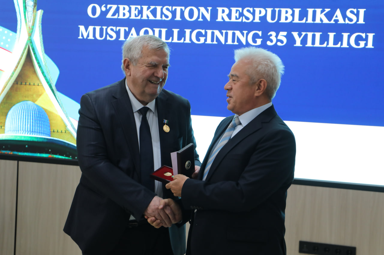“O‘zbekiston Respublikasi mustaqilligining 35-yilligi” esdalik nishonlari topshirildi Gallery Image