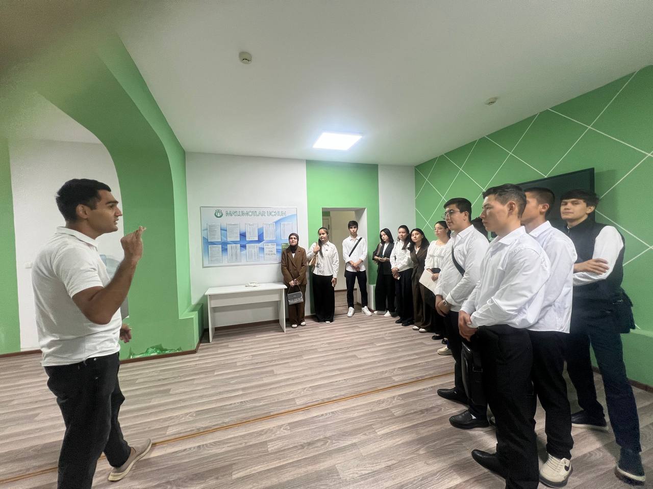 CHDPU talabalari "Inson" ijtimoiy xizmatlar markaziga tashrif buyurdi. Gallery Image